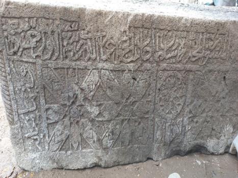 کشف سنگ باستانی حجاری شده در شهرستان سراب