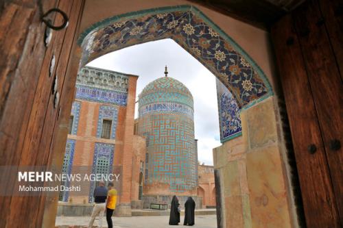 بررسی جایگاه مجموعه های آرامگاهی صوفیان در معماری ایران