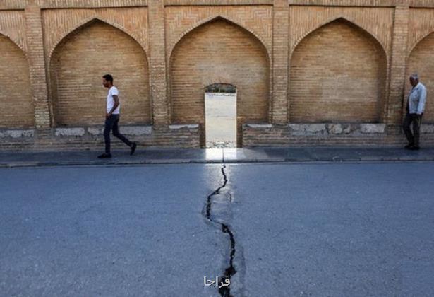 ترک های ناشی از فرونشست سالانه ۱۵ تا ۱۸ سانتی متری روی ستون های سی وسه پل شروع مهاجرت از اصفهان به علت مشکلات محیط زیستی