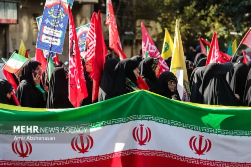 نباید بگذاریم حافظه دفاع از ایران از میان برود